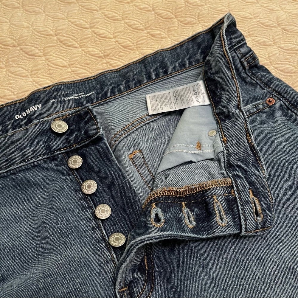 Old Navy High Rise Slouchy Straight 3” Inseam Blue Denim Jean Shorts (size 14) - Picture 3 of 5